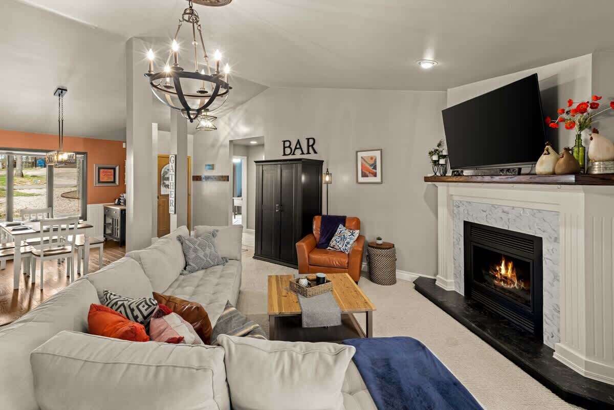 电视、壁炉、DVD 播放器、桌上足球