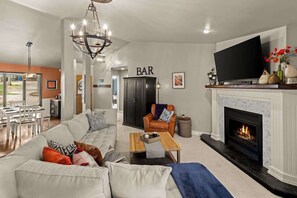 TV, fireplace, DVD player, table football - Bella Vista Retreat – Trails, Patio & Game Room (Bella Vista)