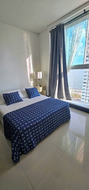 2 Schlafzimmer, Schreibtisch, Bügeleisen/Bügelbrett, Reisekinderbett