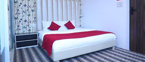 6 bedrooms, iron/ironing board, WiFi, bed sheets