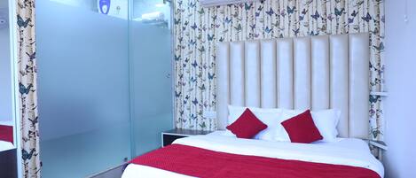 6 bedrooms, iron/ironing board, WiFi, bed sheets