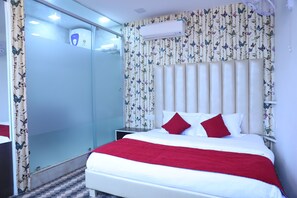 6 bedrooms, iron/ironing board, WiFi, bed sheets - Rest easy, stay well, at our guest house (New Delhi)