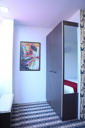 6 bedrooms, iron/ironing board, WiFi, bed sheets