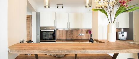 Fridge, oven, dishwasher, coffee/tea maker