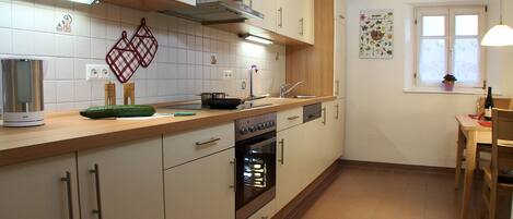 Køleskab, kogeplade, opvaskemaskine, kaffe-/temaskine