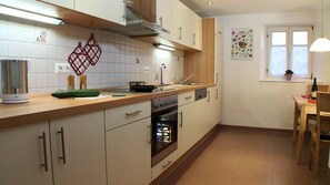 Køleskab, kogeplade, opvaskemaskine, kaffe-/temaskine