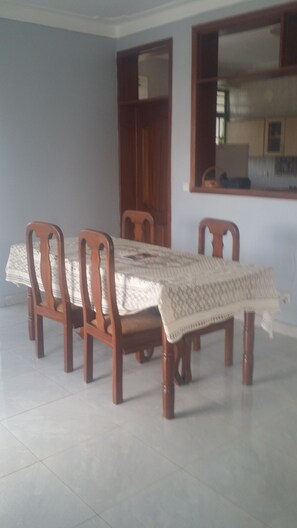 Déjeuner continental (3 USD par personne)