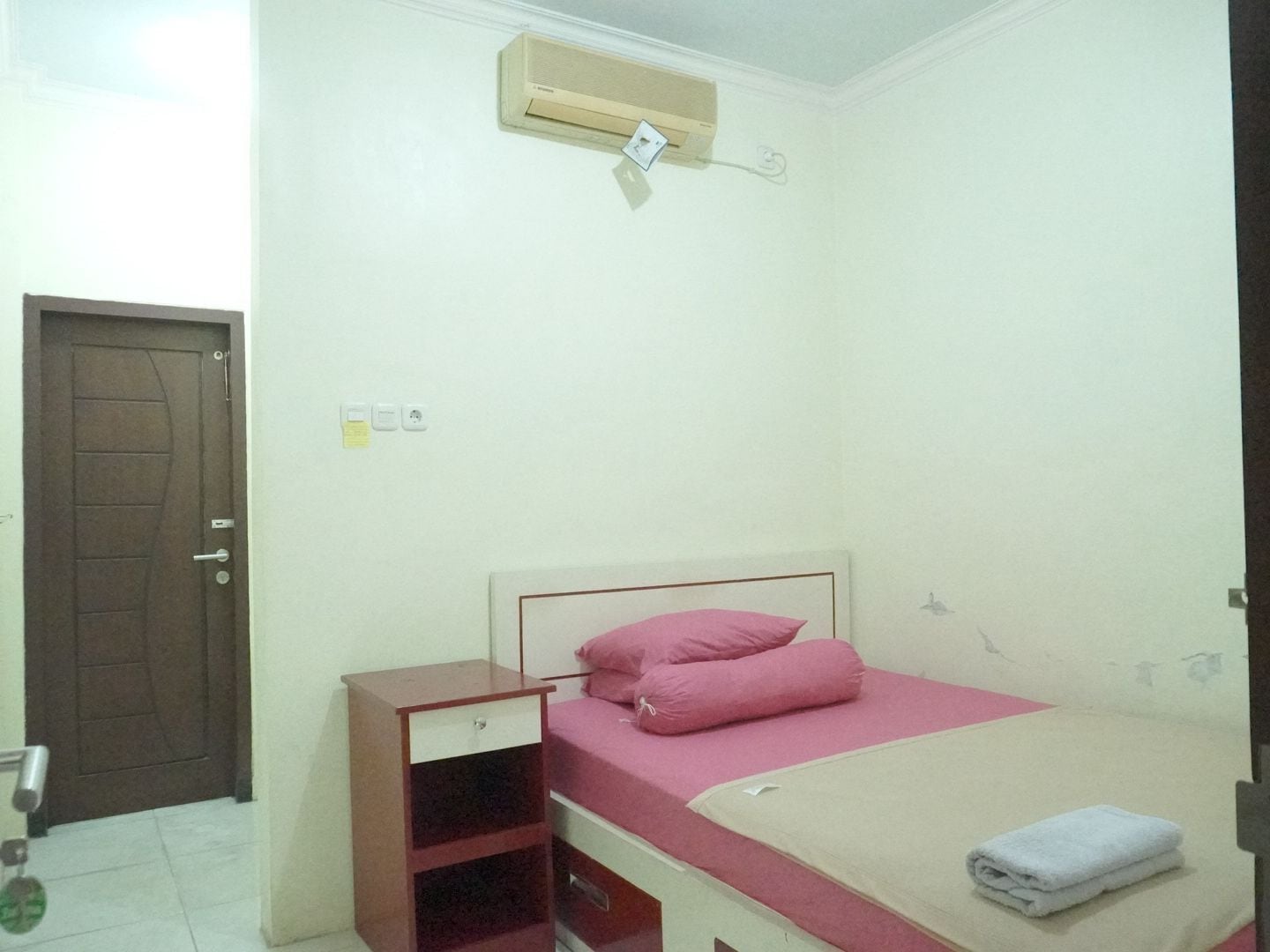 Schreibtisch, laptopgeeigneter Arbeitsplatz