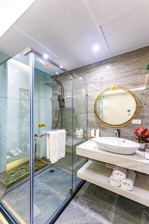 Deluxe Double Room | Bathroom | Designer toiletries, hair dryer, slippers, bidet - Mai Hotel  (Hanoi)