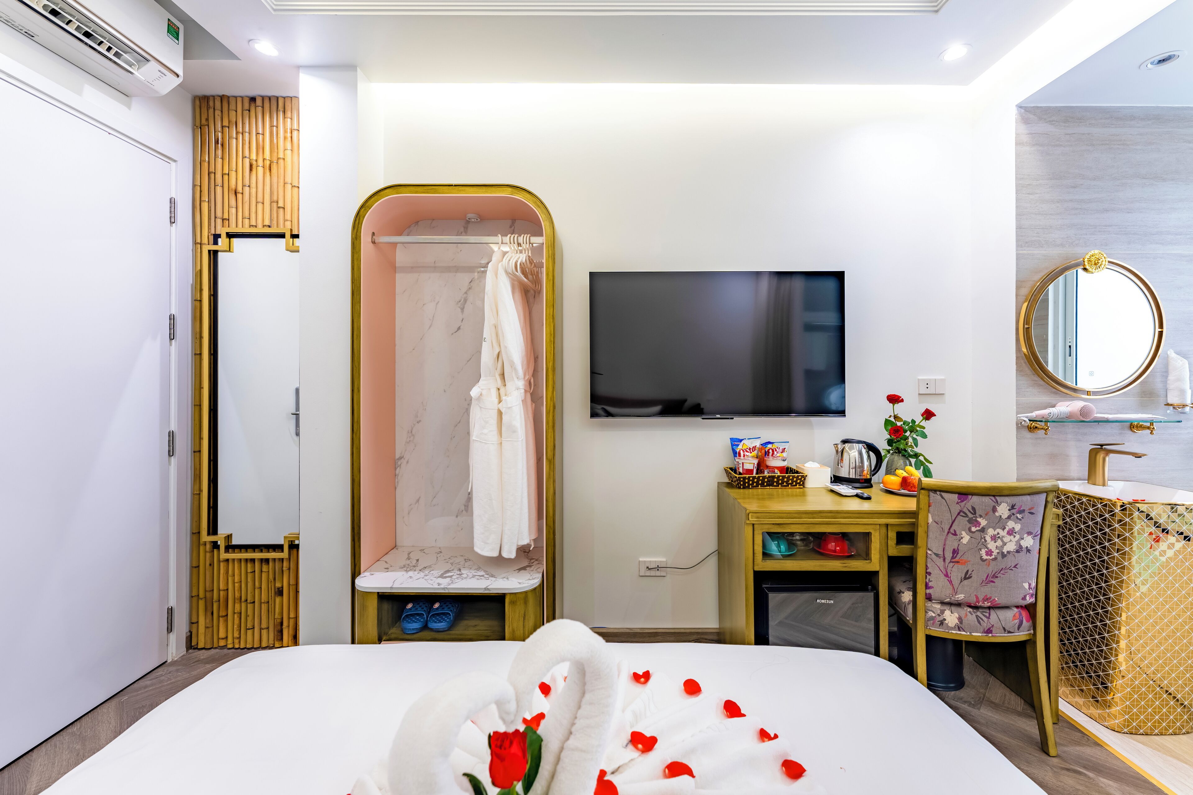 Une chambre d’hôtel équipée d’un lit, d’une télévision, d’un bureau avec une chaise, d’une douche et d’une salle de bain.