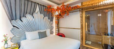 Kamar Double Junior, 1 kamar tidur, pemandangan kota | Area keluarga | Smart TV 50-inci dengan saluran TV kabel dan perapian