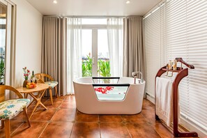 Junior-Doppelzimmer, 1 Schlafzimmer, Stadtblick | Badezimmer | Hydromassagedusche, Designer-Toilettenartikel, Haartrockner, Hausschuhe