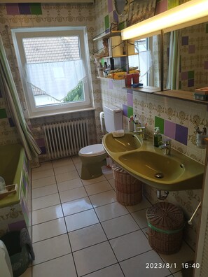 Haartrockner, Handtücher, Seife, Toilettenpapier