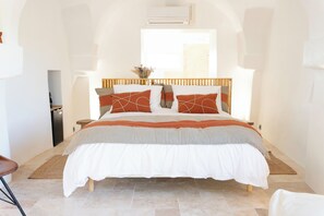 1 bedroom, travel crib, free WiFi, bed sheets - La Chambre des Secrets des Terres d Amélie (Lançon-Provence)