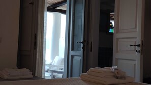 In-room safe, desk, soundproofing, free WiFi