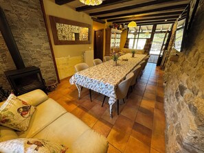 スマートテレビ、暖炉、ステレオ