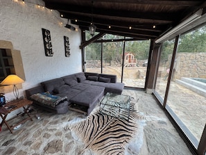 Smart TV, fireplace, stereo