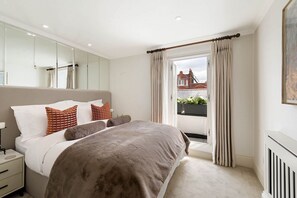 2 habitaciones, tabla de planchar con plancha y cuna de viaje 