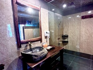 Bungalow familiar, 2 habitaciones, para no fumadores, vista al jardín | Baño | Regadera, regadera tipo lluvia, amenidades de baño gratuitas 