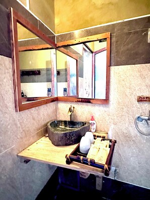 Deluxe Bungalow | Bathroom | Shower, rainfall showerhead, free toiletries, hair dryer
