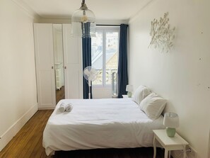 2 slaapkamers, een bureau, een strijkplank/strijkijzer, wifi