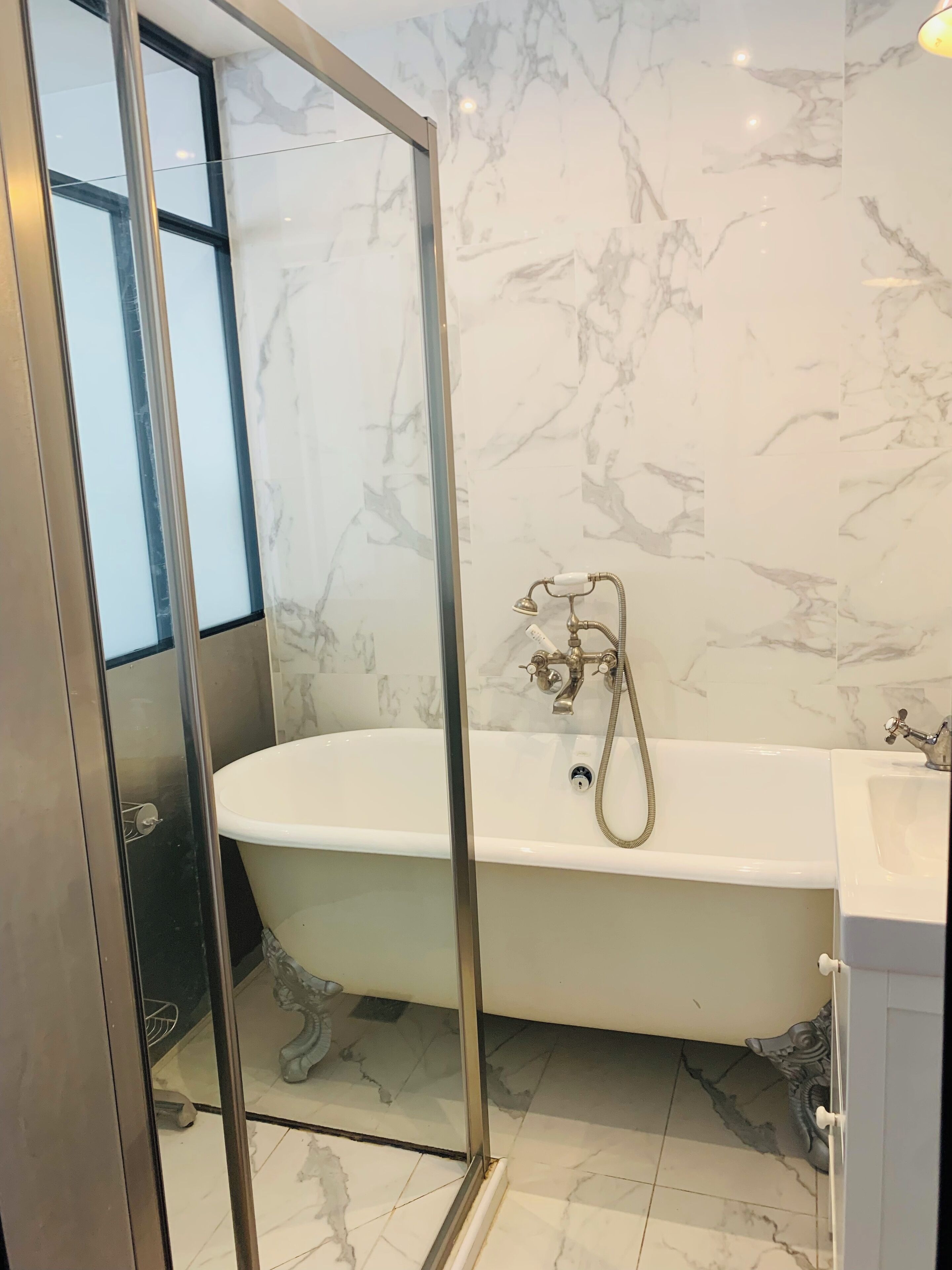 Douche, sèche-cheveux, serviettes fournies
