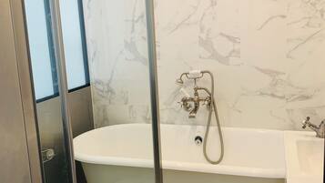 Douche, sèche-cheveux, serviettes fournies