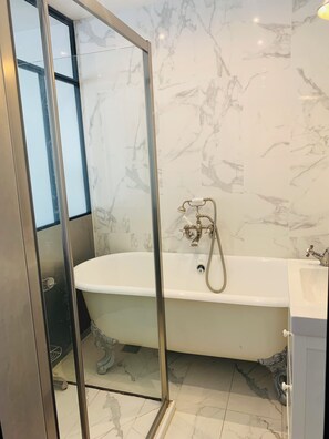 Dusche, Haartrockner, Handtücher