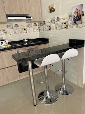 Kühlschrank, Ofen, Herdplatte, Kochgeschirr/Geschirr/Besteck