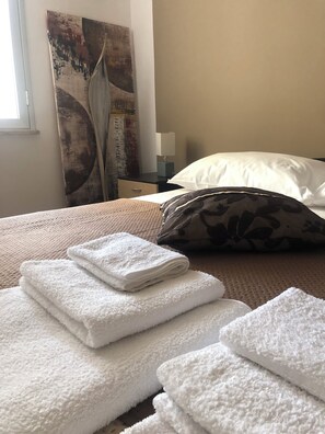 2 bedrooms, bed sheets - Vacation home by the sea La Habana (Sicilia)