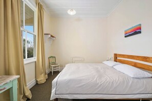 3 chambres, fer et planche à repasser, lit de bébé portatif