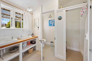 Dusche, Haartrockner, Seife, Toilettenpapier