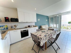 Mikrobølgeovn, ovn, kokeplater og oppvaskmaskin