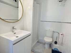 Bathroom - Seaside Apartment - 1 Bedroom, Sleeps 3, Modern Decor, Terrace, Beach Access (La Baule)