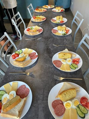 Petit déjeuner composé de spécialités régionales compris tous les jours