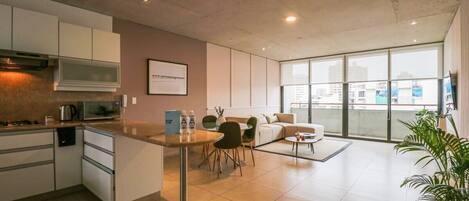 Jääkaappi, mikroaaltouuni, liesi, kahvin-/teenkeitin