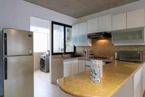 Kjøleskap, mikrobølgeovn, kokeplater og kaffetrakter/tekoker