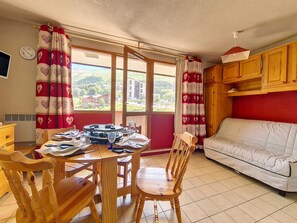 TV - Ski-in/ski-out studio with balcony, pets allowed (Les Menuires)