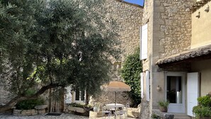 Outdoor dining - Charming 6-Person Stone House with Pool in Provence (Mallemort)