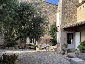 Outdoor dining - Charming 6-Person Stone House with Pool in Provence (Mallemort)