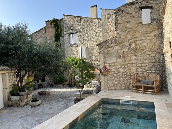 Pool - Charming 6-Person Stone House with Pool in Provence (Mallemort)