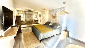 3 bedrooms, WiFi (free), bed sheets - Charming 6-Person Stone House with Pool in Provence (Mallemort)