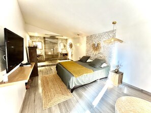 3 bedrooms, free WiFi, bed sheets - Charming 6-Person Stone House with Pool in Provence (Mallemort)