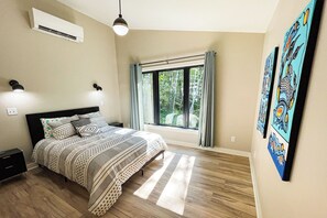 2 bedrooms, free WiFi, bed sheets - Porcupine Bluff | Modern Home, Lake Views (Herbster)