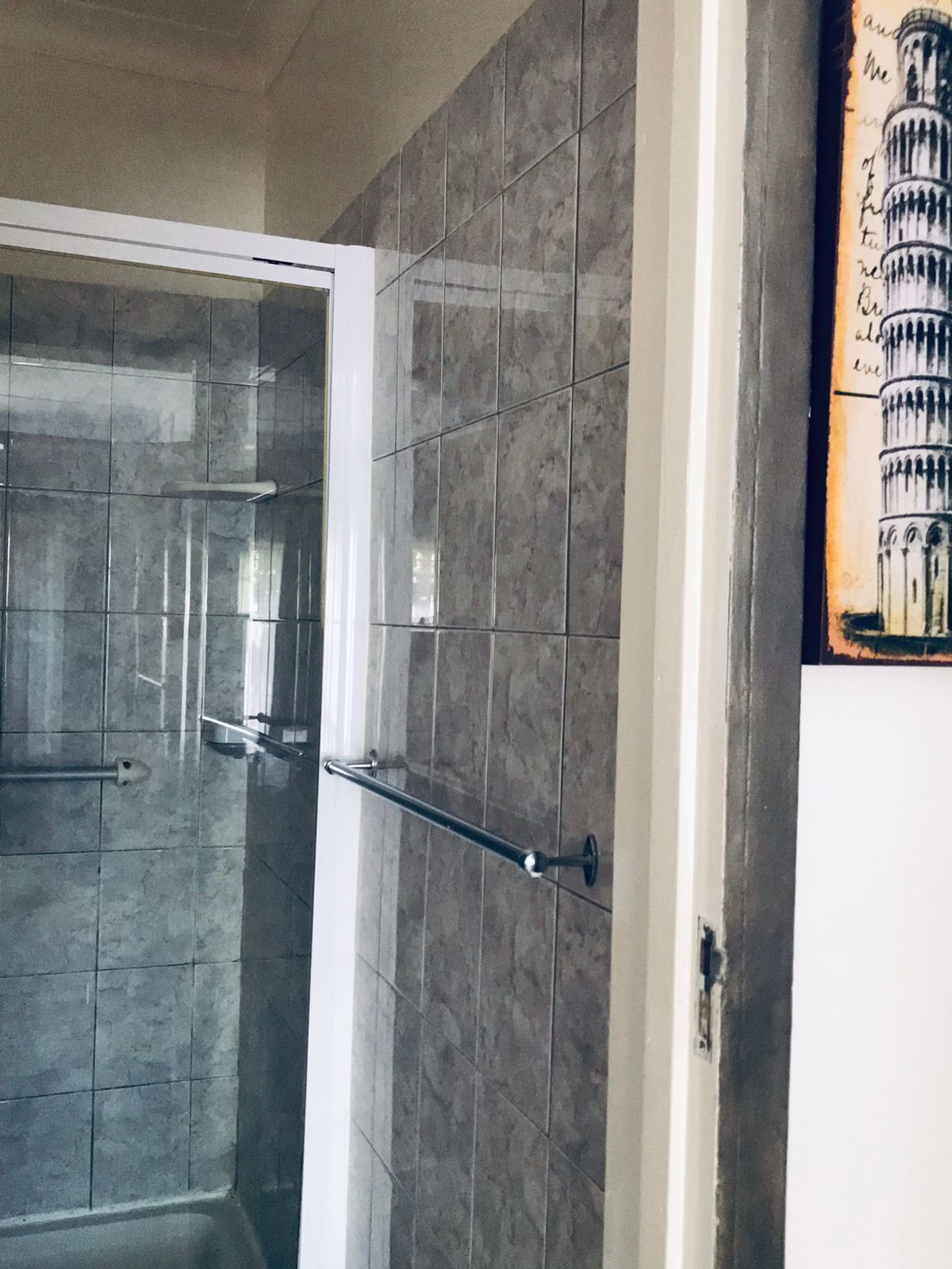 Doccia, asciugamani, sapone, carta igienica