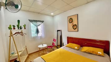 Kamar Double Kota | Meja kerja, tirai kedap cahaya, dan Wi-Fi gratis