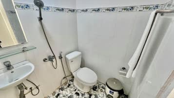 City Double Room | Bathroom | Free toiletries, hair dryer, slippers