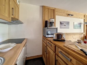 Kjøleskap, ovn, oppvaskmaskin og kaffetrakter/tekoker