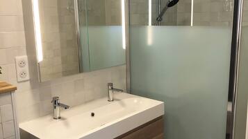 Douche, sĂšche-cheveux, serviettes fournies, savon