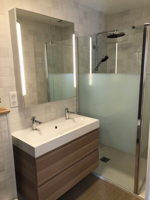 Douche, sèche-cheveux, serviettes fournies, savon